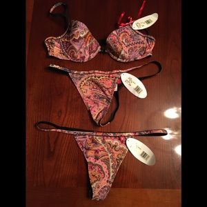 - Miss Triumph Oriental Print Bra & Thongs
